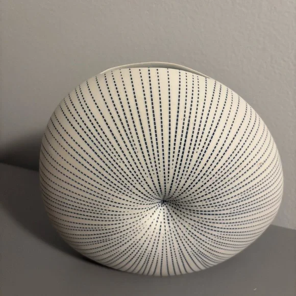 Blue & White Diva Round Shell Sea Urchin Vase - Picture 3 of 4